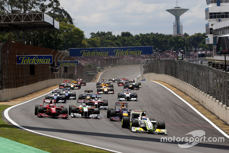 Rubens Barrichello, Brawn GP BGP001 Mercedes, 8th position, Mark Webber, Red Bull Racing RB5 Renault, 1st position, Kimi Raikkonen, Ferrari F60, 6th position, and Adrian Sutil, Force India VJM02 Mercedes, retired, lead the field through the first corner. Action. Starts.