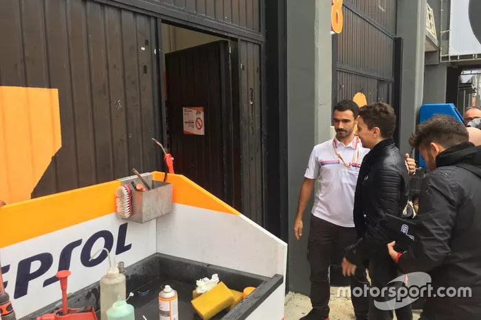 Primera entrada de Jorge Lorenzo al box de Honda