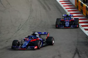 Brendon Hartley, Toro Rosso STR13 devant Pierre Gasly, Scuderia Toro Rosso STR13
