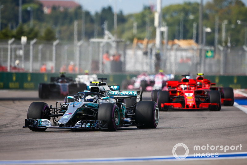 Valtteri Bottas, Mercedes AMG F1 W09, Sebastian Vettel, Ferrari SF71H