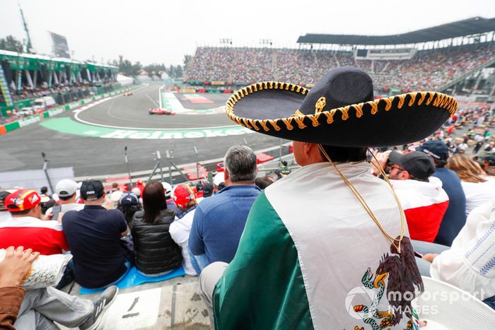 Un fan con un sombrero