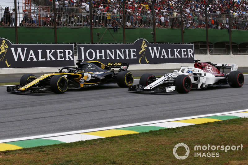 Nico Hulkenberg, Renault Sport F1 Team R.S. 18 and Marcus Ericsson, Sauber C37 battle