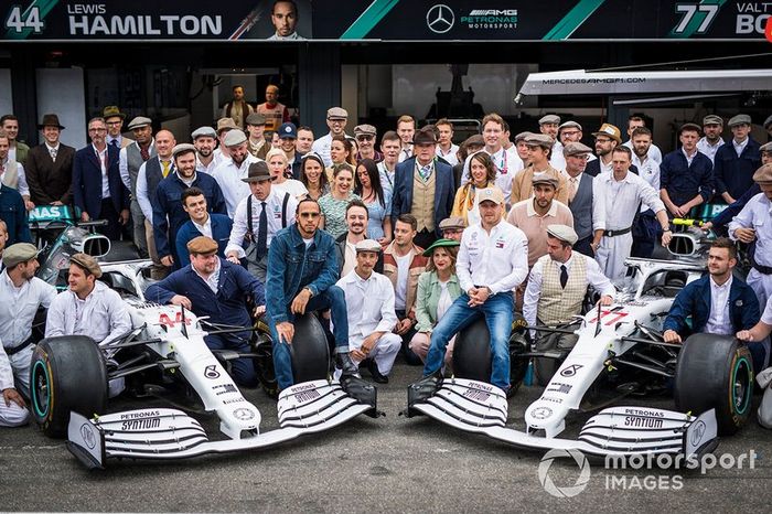 Lewis Hamilton, Mercedes AMG F1, Toto Wolff, Mercedes AMG, Esteban Ocon, Mercedes AMG F1, Valtteri Bottas, Mercedes AMG F1 y Esteban Gutierrez, Mercedes AMG F1 en la foto de grupo del 125º aniversario
