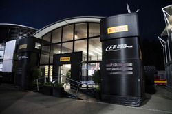 Pirelli motorhome de noche