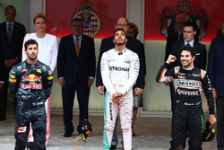 Het podium, Daniel Ricciardo Red Bull Racing, Lewis Hamilton, Mercedes AMG F1; Sergio Perez, Sahara