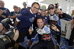 Sébastien Ogier, Julien Ingrassia, Volkswagen Polo WRC, Volkswagen Motorsport, mit Sven Smeets, Volk