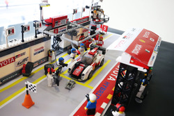 #5 Toyota Racing Toyota TS050 Hybrid: Sébastien Buemi, Kazuki Nakajima in LEGO
