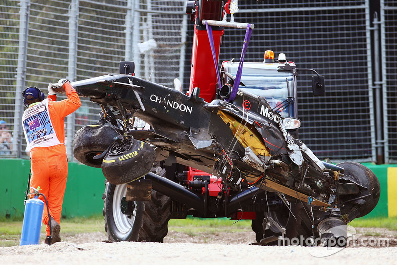 La McLaren MP4-31 di Fernando Alonso, McLaren, dopo l'incidente