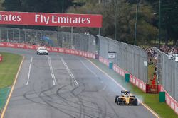 Kevin Magnussen, Renault Sport F1 Team RS16 con un pinchazo al inicio de la carrera