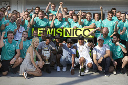 Переможець гонки Льюїс Хемілтон, Mercedes AMG F1 Team, друге місце Ніко Росберг, Mercedes AMG F1 Tea
