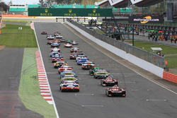 Старт: Марсель Фесслер, Андре Лоттерер и Бенуа Трелюйе, #7 Audi Sport Team Joest Audi R18 лидируют