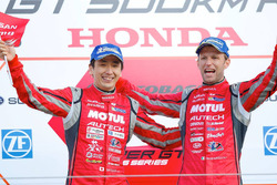 Podio GT500: i vincitori della gara Tsugio Matsuda, Ronnie Quintarelli, Nismo