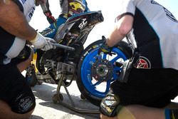 Mecánicos trabajan en la moto de Jack Miller, Estrella Galicia 0,0 Marc VDS