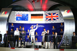 El podio: Daniel Ricciardo, Red Bull Racing, segundo; Nico Rosberg, de Mercedes AMG F1 ganador y Mer