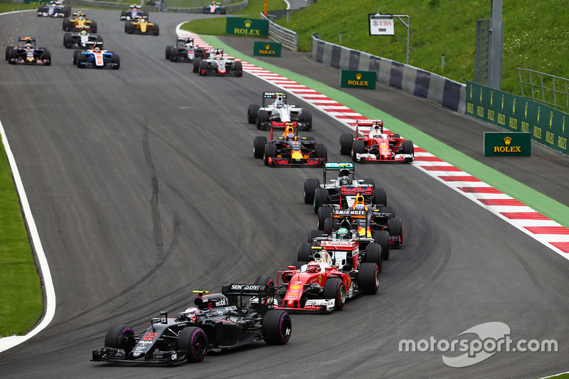 Jenson Button, McLaren MP4-31 at the start of the race