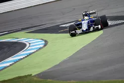 Marcus Ericsson, Sauber C35 runs wide