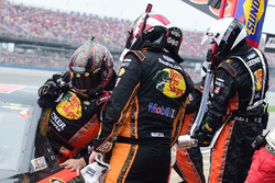 Tony Stewart, Stewart-Haas Racing Chevrolet, übergibt während des Rennens an Ty Dillon