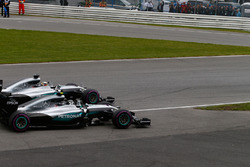 Lewis Hamilton, Mercedes AMG F1 W07 Hybrid y Nico Rosberg, Mercedes AMG F1 W07 Hybrid en la arrancad