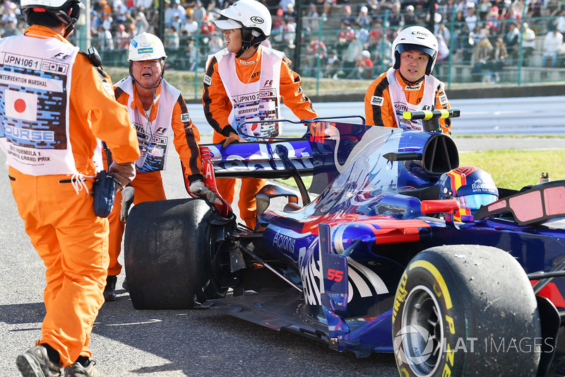 Marshals recover the car of race retiree Carlos Sainz Jr., Scuderia Toro Rosso STR12