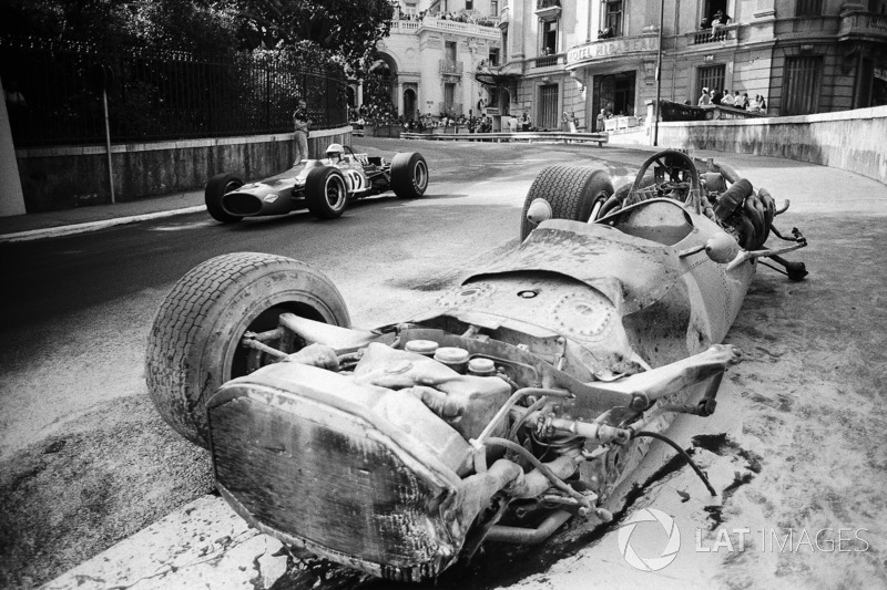 1968 - Denny Hulme, McLaren-Cosworth M7A passa pela BRM P133 de Pedro Rodriguez destruída