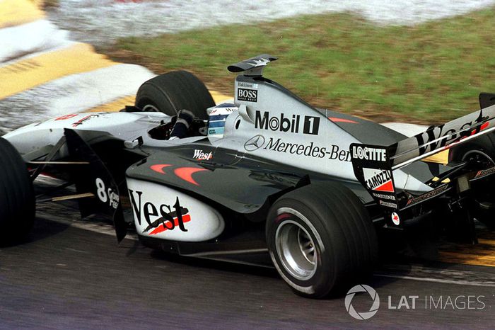 14. El McLaren Mercedes MP4/13 de F1