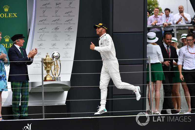 Il vincitore della gara Lewis Hamilton, Mercedes AMG F1 W08 festeggia sul podio