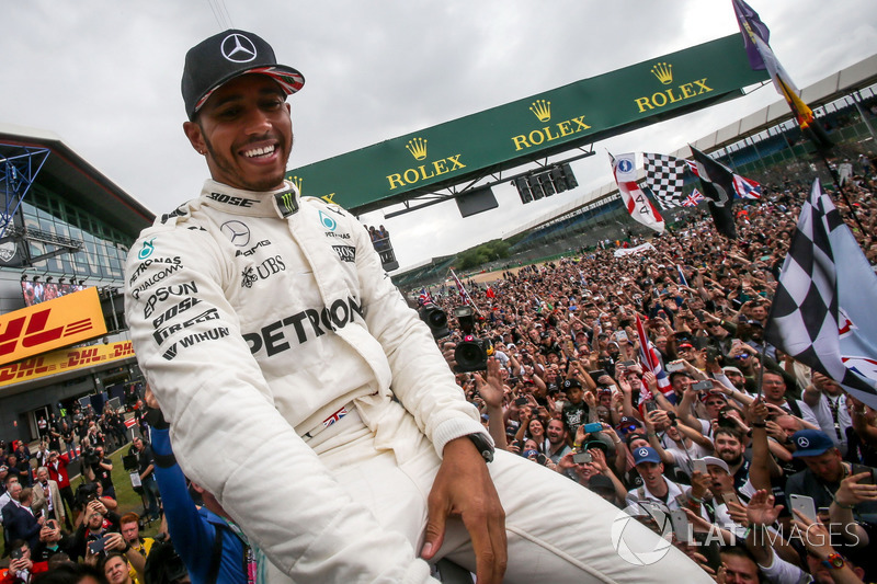 Ganador de la carrera Lewis Hamilton, Mercedes AMG F1 celebra con los fans