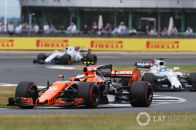 Stoffel Vandoorne, McLaren MCL32, Felipe Massa, Williams FW40 e Lance Stroll, Williams FW40