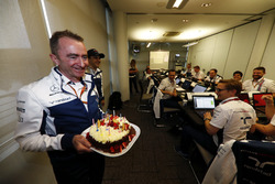 Temporada 2017 F1-chinese-gp-2017-paddy-lowe-williams-formula-1-celebrates-his-birthday-with-cake-and-his