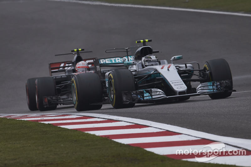 Valtteri Bottas, Mercedes AMG F1 W08, devant Kevin Magnussen, Haas F1 Team VF-17