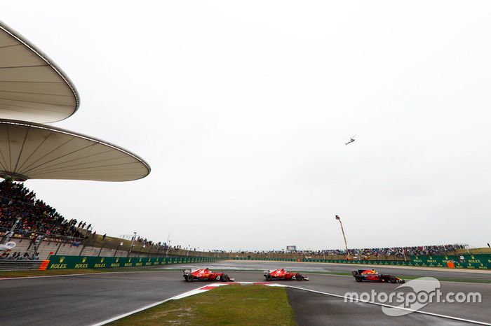 Daniel Ricciardo, Red Bull Racing RB13, lidera a Kimi Raikkonen, Ferrari SF70H y Sebastian Vettel, Ferrari SF70H