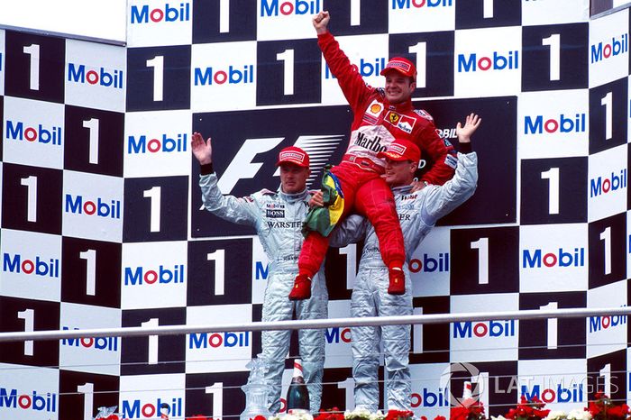 Podium: Race winner Rubens Barrichello, Ferrari F1 2000, second place Mika Hakkinen, Mclaren  MP4-15