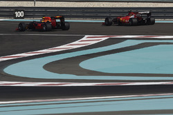 Kimi Raikkonen, Ferrari et Daniel Ricciardo, Red Bull Racing testent les pneus Pirelli 2017