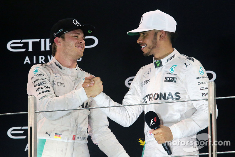 Podium: segundo, Nico Rosberg, Mercedes AMG F1 celebra su campeonato con Lewis Hamilton, Mercedes AM