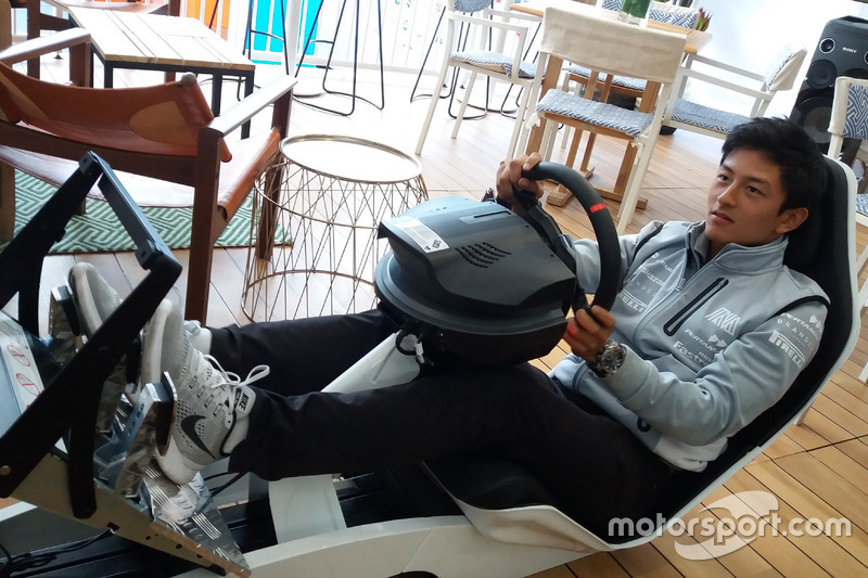 Rio Haryanto di atas Playseat F1