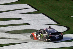Kurt Busch, Stewart-Haas Racing Ford, celebra su victoria con un burnout