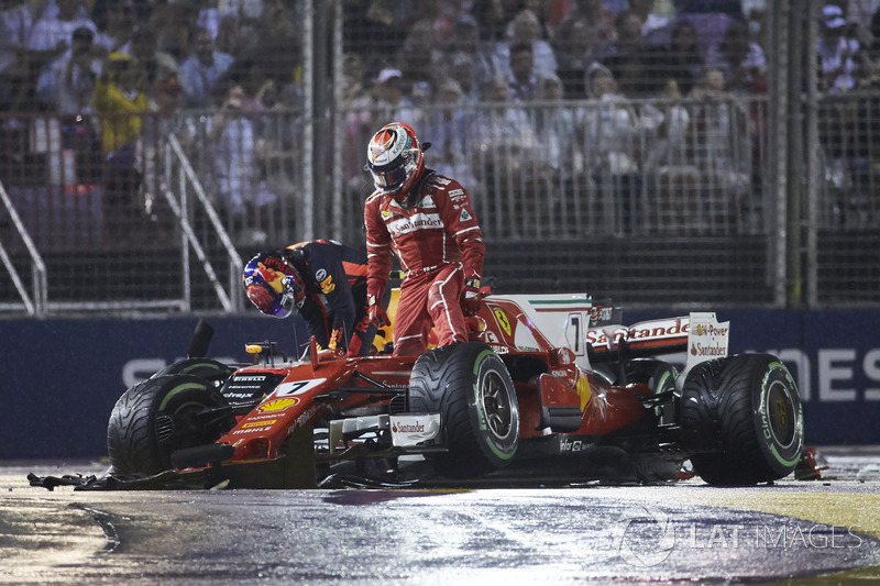 Kimi Raikkonen, Ferrari SF70H, Max Verstappen, Red Bull Racing RB13, nach Crash