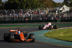 Fernando Alonso, McLaren MCL32, devant Esteban Ocon, Force India VJM10