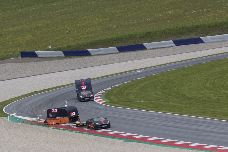 Max Verstappen e Daniel Ricciardo corrono con Aston Martin trainando una roulotte