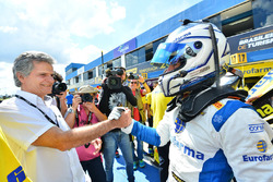 Daniel Serra celebrates the pole with Chico Serra