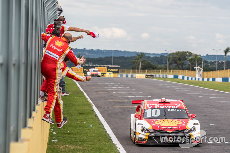 Ricardo Zonta recebe bandeira quadriculada para a vitória na segunda prova em Goiânia