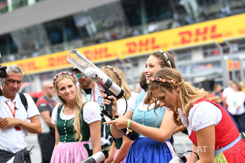 Grid girls fire T-Shirts into the crowd of fans, T-Shirt guns