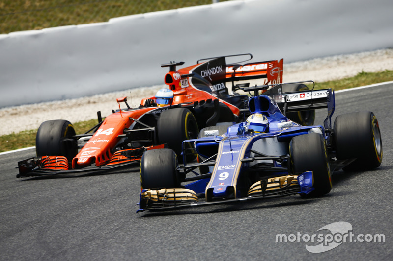 Marcus Ericsson, Sauber C36, Fernando Alonso, McLaren MCL32