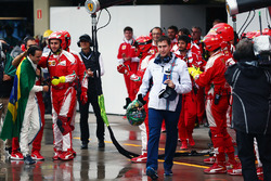 Команда Ferrari аплодує Феліпе Масса, Williams на піт-лейні після того, як він зійшов з гонки
