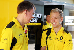 Алан Пермейн, операційний директор Renault Sport F1 Team і Кевін Магнуссен, Renault Sport F1 Team