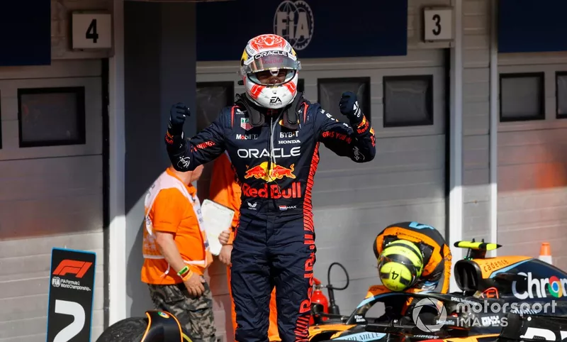 Max Verstappen, Red Bull Racing, 1° posizione, festeggia all'arrivo in Parco Chiuso