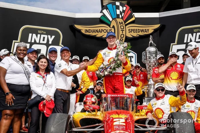 Ganador de la carrera Josef Newgarden, Team Penske Chevrolet