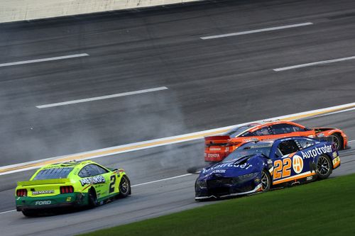 Joey Logano, Austin Cindric y Denny Hamlin