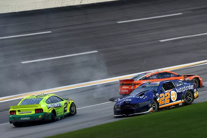 Joey Logano, Austin Cindric y Denny Hamlin