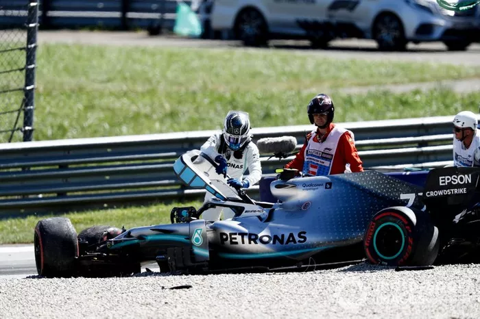 Valtteri Bottas, Mercedes AMG W10 saliendo de su coche después de su accidente